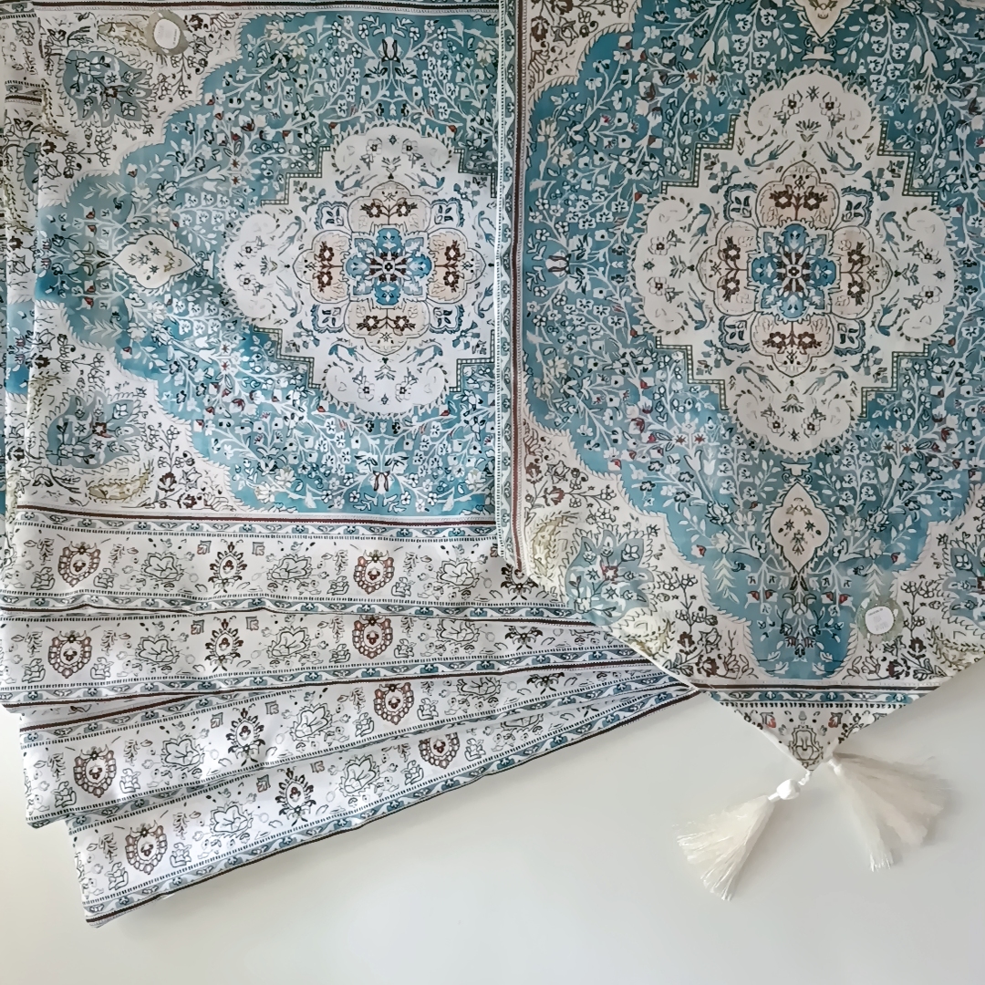 Sarung bantal charcoal dan krem dari koleksi Sarung Bantal Chic.